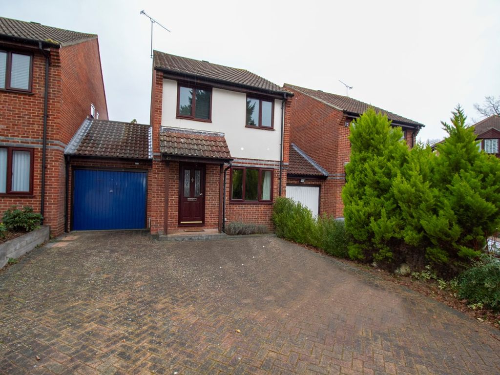 3 bed linkdetached house for sale in Swaledale Gardens, Fleet GU51
