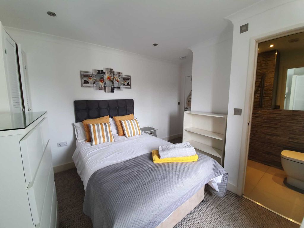 Room to rent in Minster Road, Bromley BR1, £875 pcm Zoopla