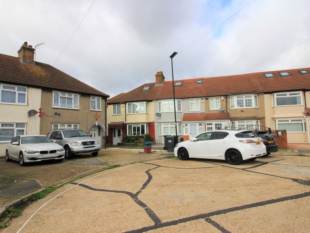 5 bed end terrace house to rent in Marnell Way, Hounslow TW4, £3,250