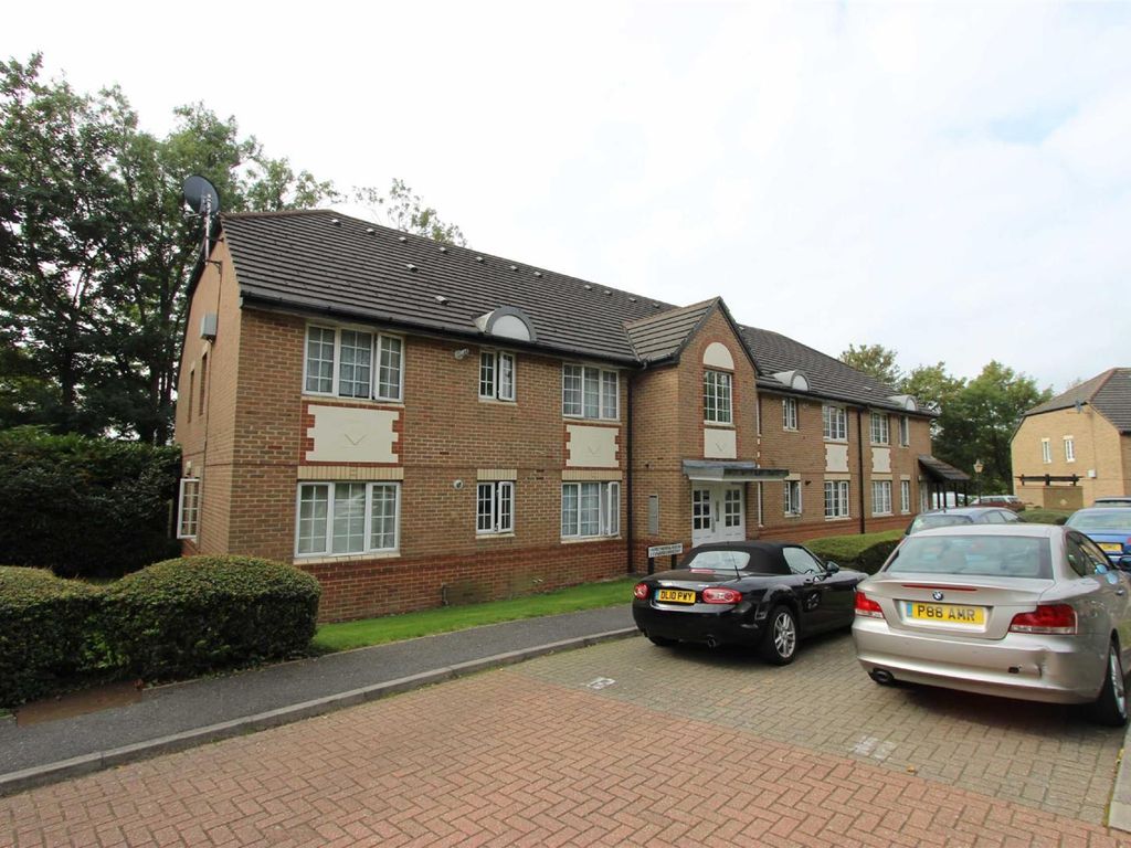 2 bed flat to rent in Metherell House, Cunard Crescent, Winchmore Hill