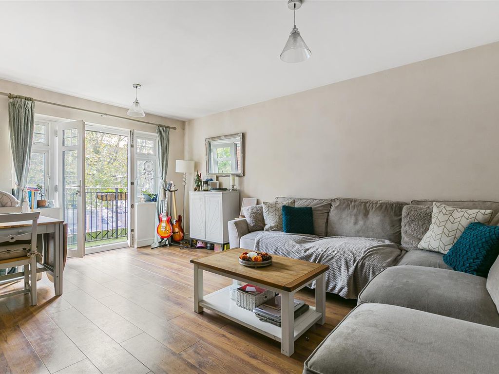 2 bed flat to rent in Cambridge Road, Norbiton, Kingston Upon Thames