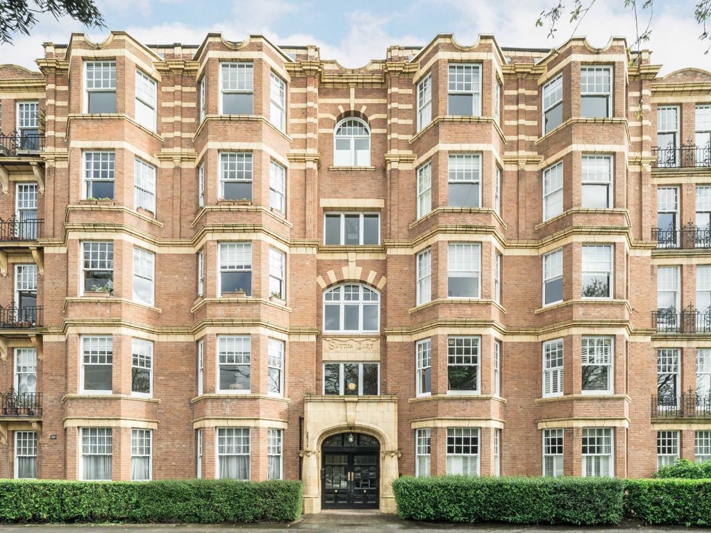 3 bed flat to rent in Sutton Court, Fauconberg Road, London W4, £4,498
