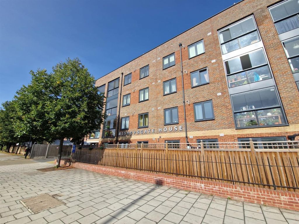 2 bed flat to rent in Staines Road, Hounslow TW4, £2,000 pcm Zoopla
