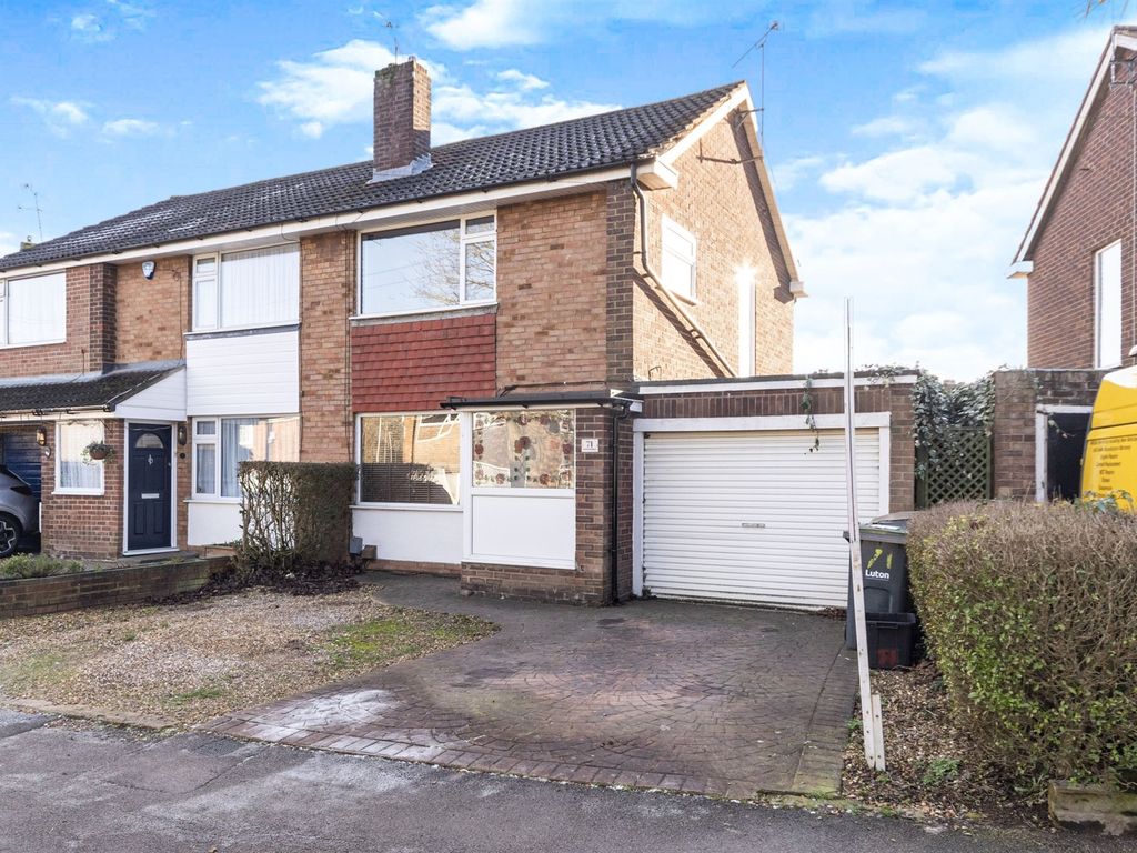 4 bed semidetached house for sale in Sunningdale, Luton LU2 Zoopla