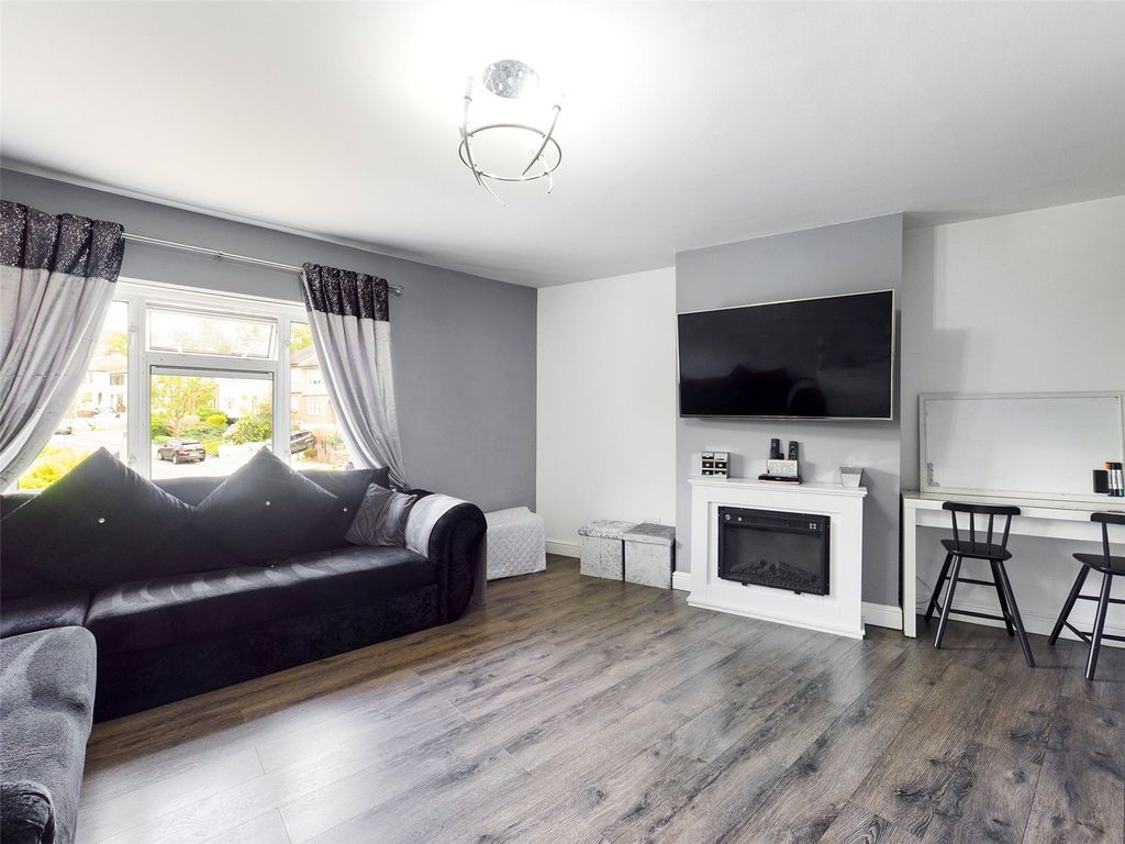 2 bed flat for sale in Boxmoor Road, Romford RM5 Zoopla