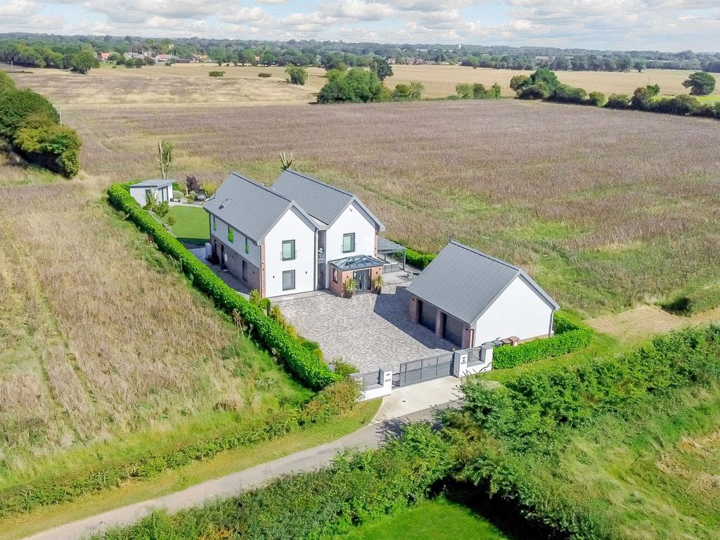 4 bed detached house for sale in High London Lane, Winfarthing, Diss