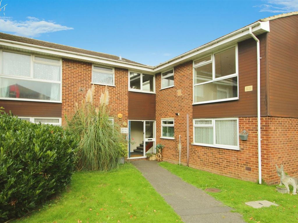 2 bed flat for sale in Welland Close, Langley, Slough SL3, £290,000