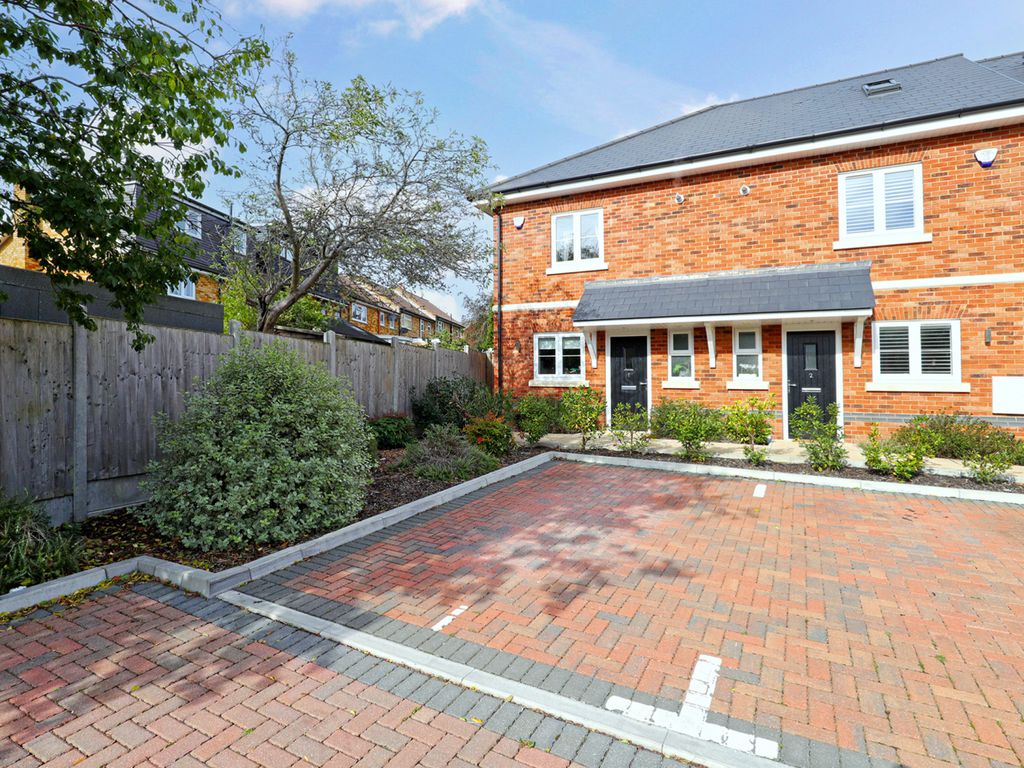 2 bed end terrace house for sale in Highgrove Close, Loughton, Essex