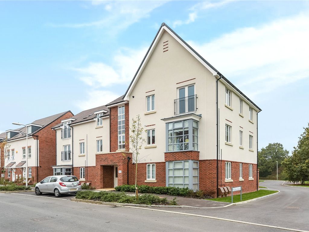 2 bed flat to rent in Whitlock Avenue, Wokingham, Berkshire RG40, £