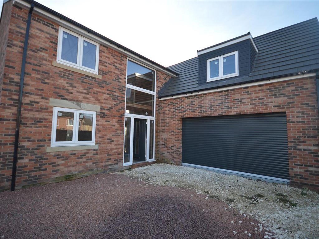 5 bed detached house for sale in Dixon Street, Featherstone, Pontefract