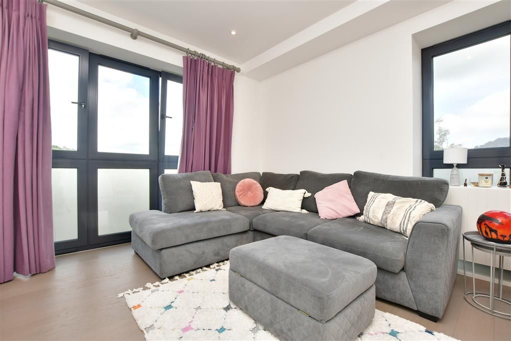 2 bed flat for sale in Lincoln Road, Dorking, Surrey RH4, £270,000 Zoopla