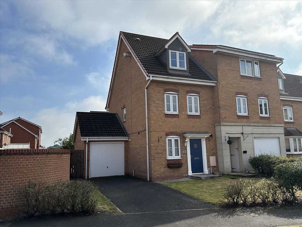 4 bed semidetached house to rent in Kingfisher Way, Scunthorpe DN16, £