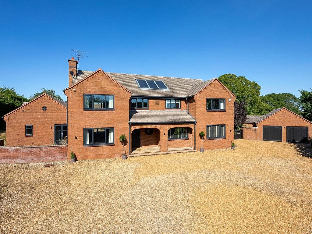 4 bed detached house for sale in High Street, Flore, Northamptonshire