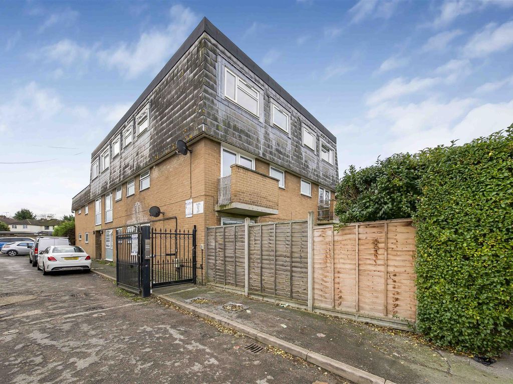 2 bed flat for sale in Dedworth Road, Windsor SL4, £250,000 Zoopla