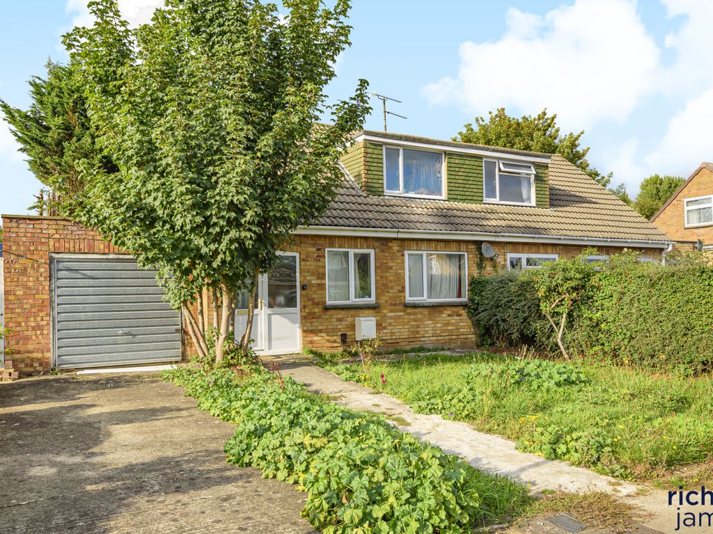 3 bed semidetached house for sale in Winchester Close, Swindon