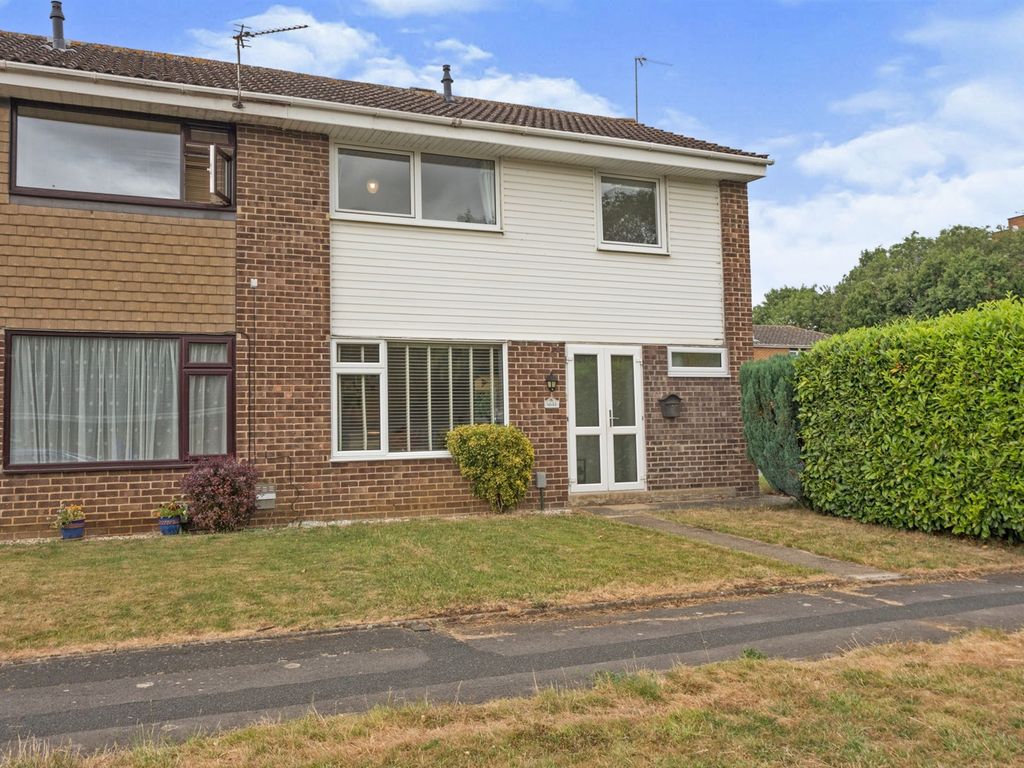 3 bed semidetached house for sale in Barrington Close, Swindon SN3
