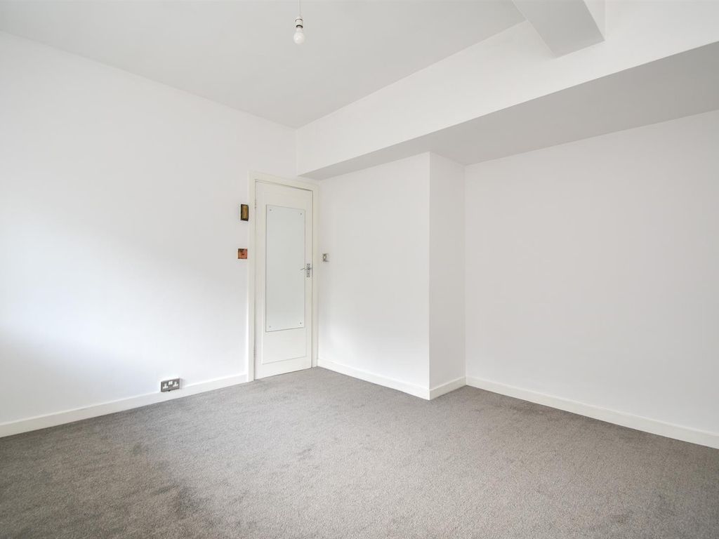 1 bed flat to rent in Marine Court, St. LeonardsOnSea TN38, £750 pcm