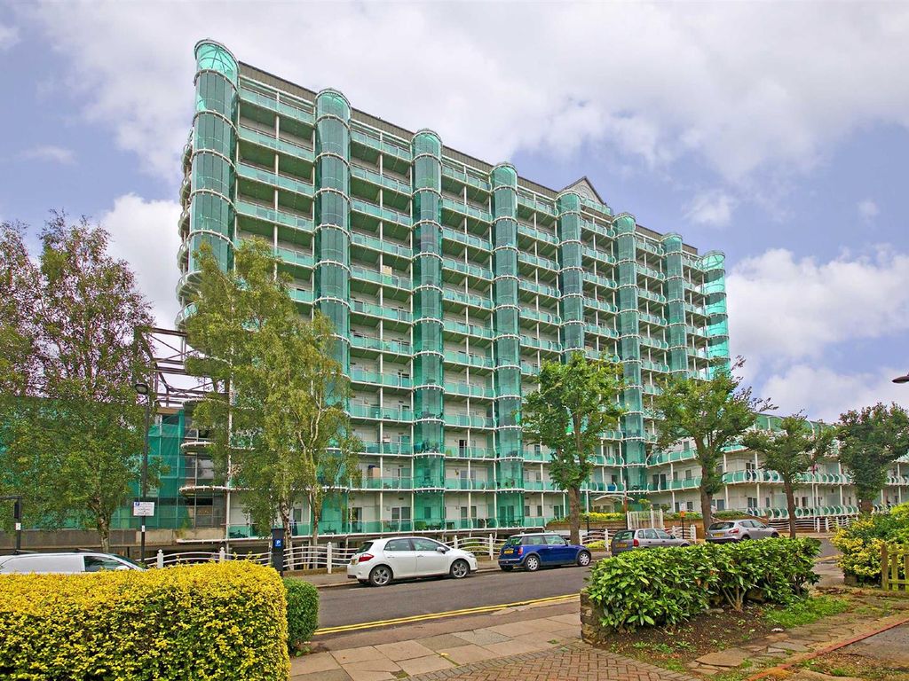 2 bed flat to rent in Tower Point, Sydney Road, Enfield EN2, £1,800 pcm