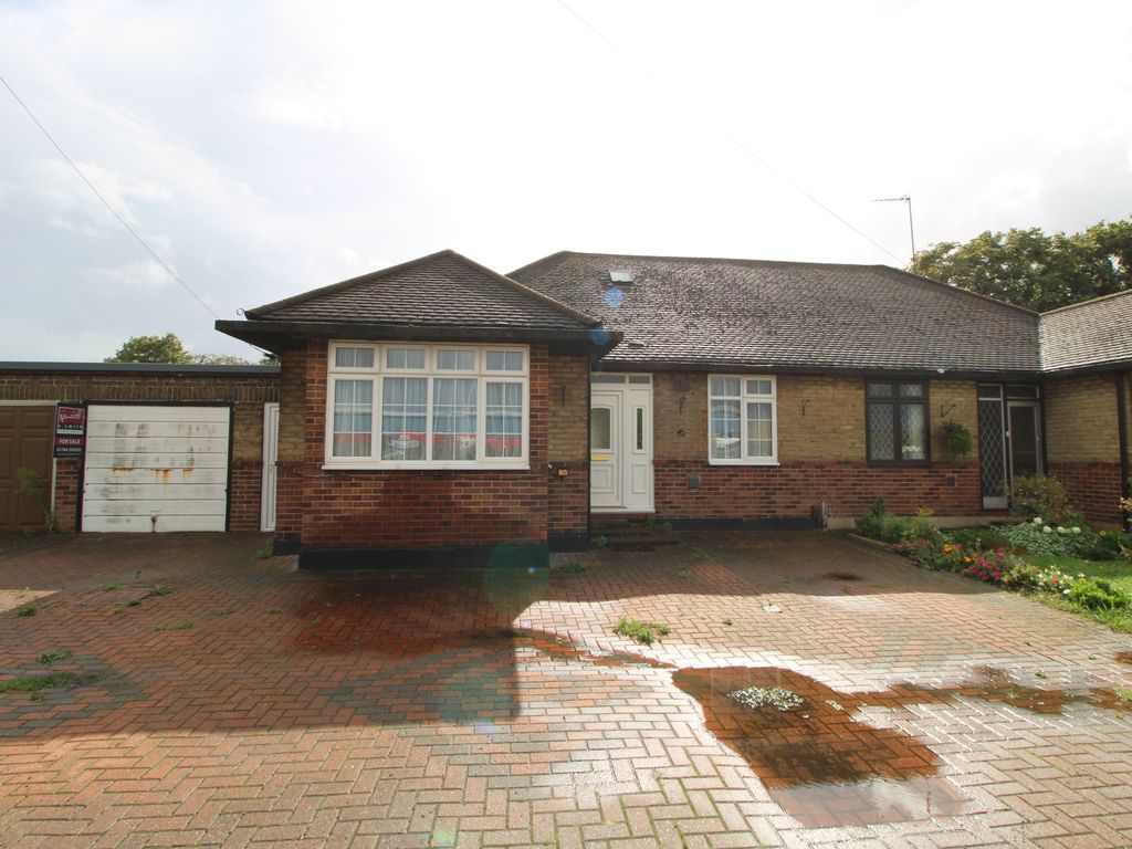 4 bed semidetached bungalow for sale in Bedfont Road, Stanwell