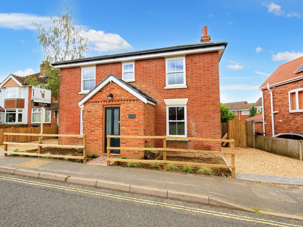 4 bed detached house for sale in Woolston Road, Netley Abbey SO31, £
