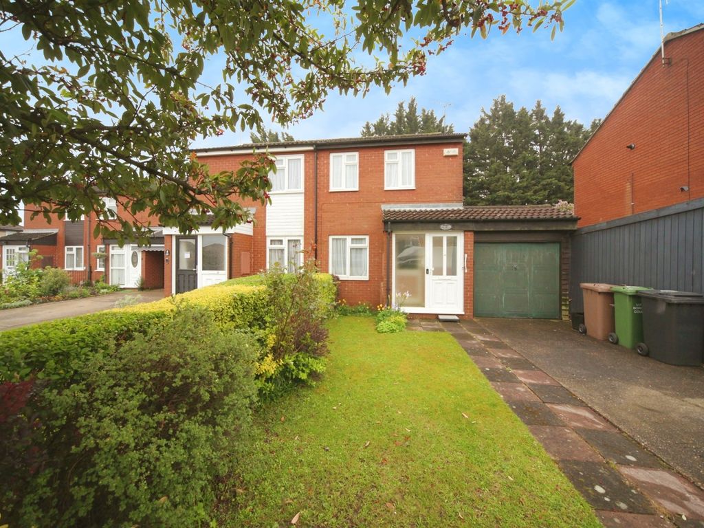 2 bed semidetached house for sale in Finch Close, Luton LU4, £270,000