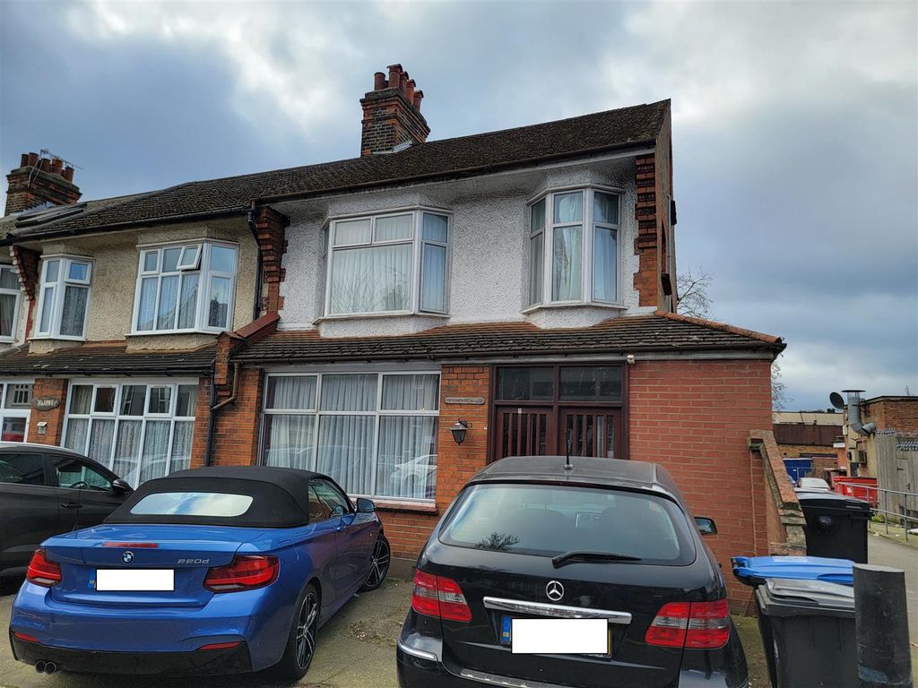 4 bed end terrace house for sale in Hazelwood Lane, Palmers Green N13