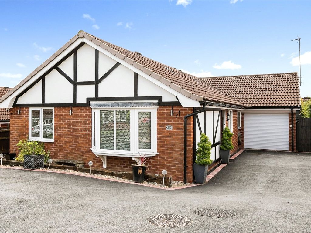 3 bed bungalow for sale in Hampton Fields, Oswestry, Shropshire SY11, £