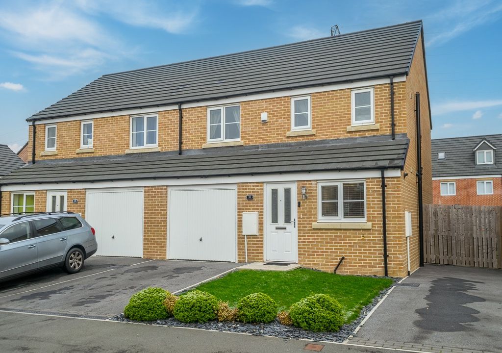 3 bed semidetached house for sale in Scatcherd Drive, Morley, Leeds