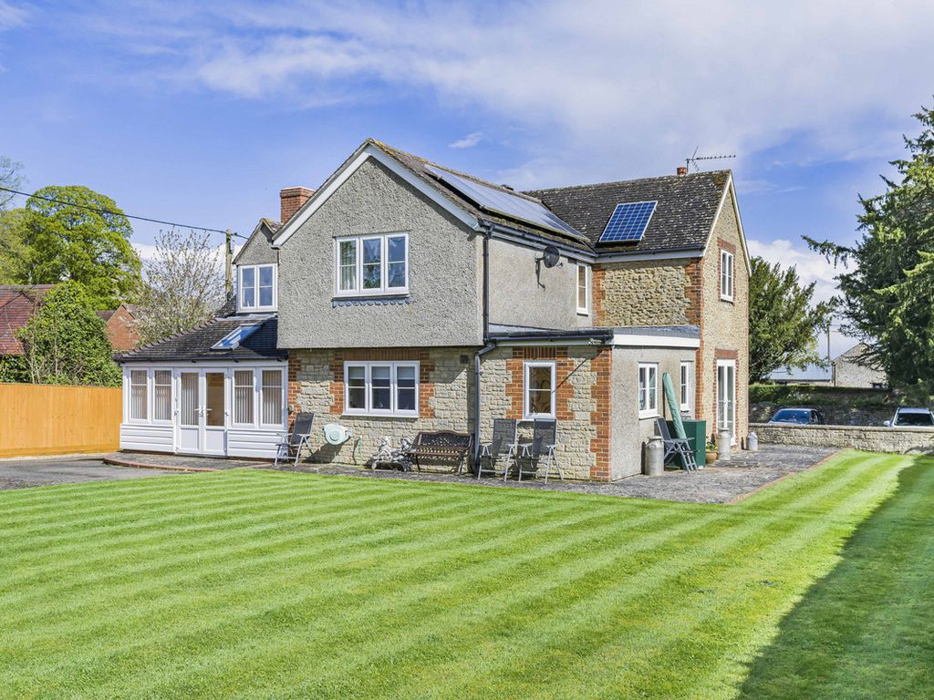 4 bed detached house for sale in Newton Purcell, Buckingham MK18, £