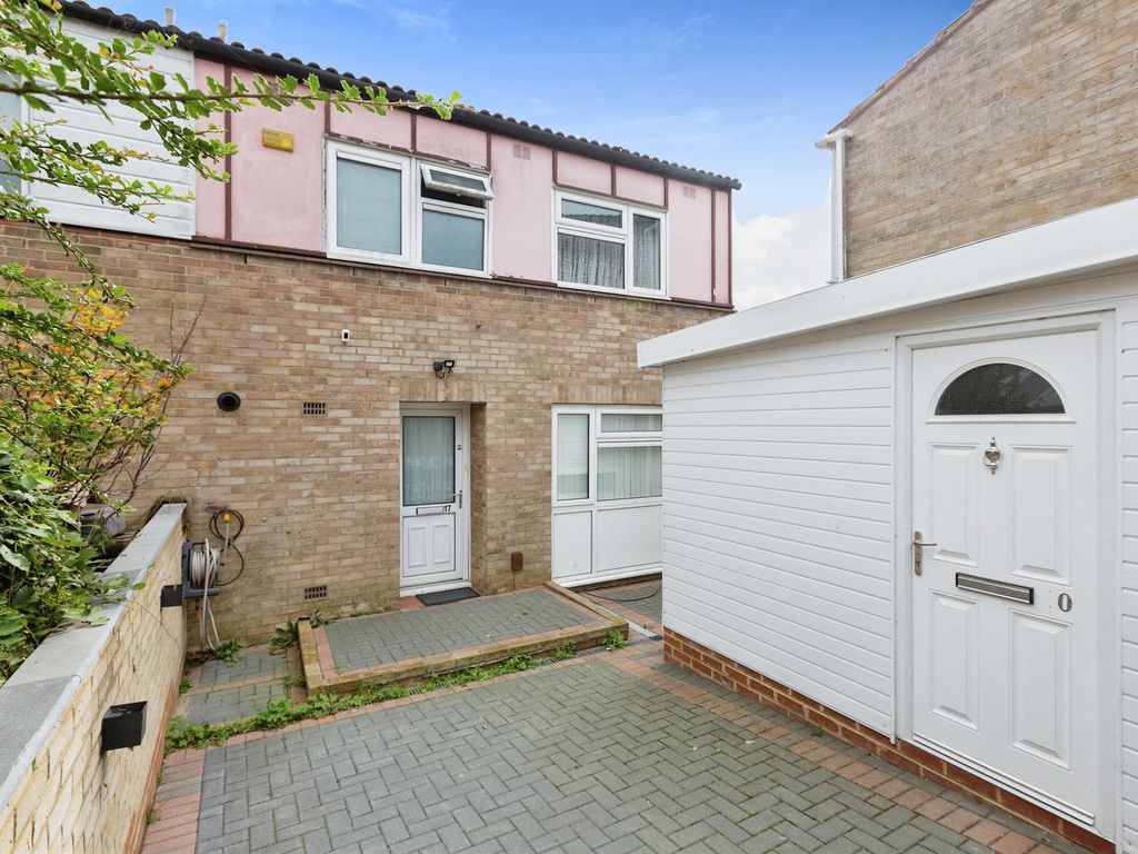 3 bed semidetached house for sale in Lingfield, Stacey Bushes, Milton