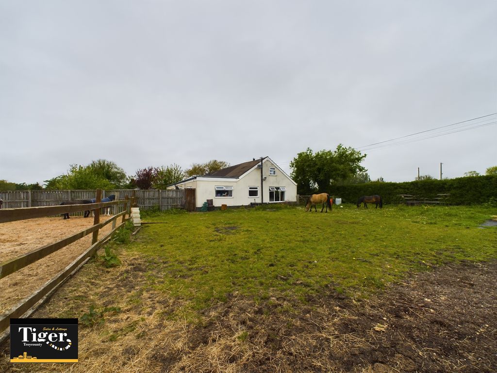 4 bed detached bungalow for sale in Jubilee Lane, Blackpool FY4, £