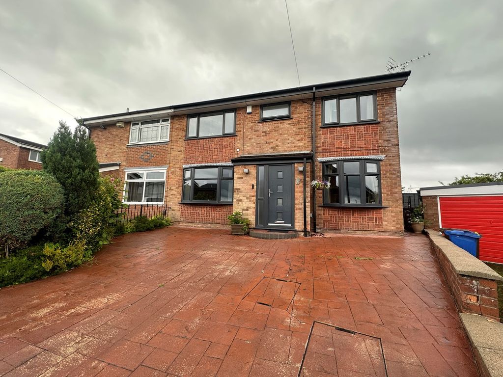 4 bed semidetached house for sale in Woodgreen Drive, Radcliffe