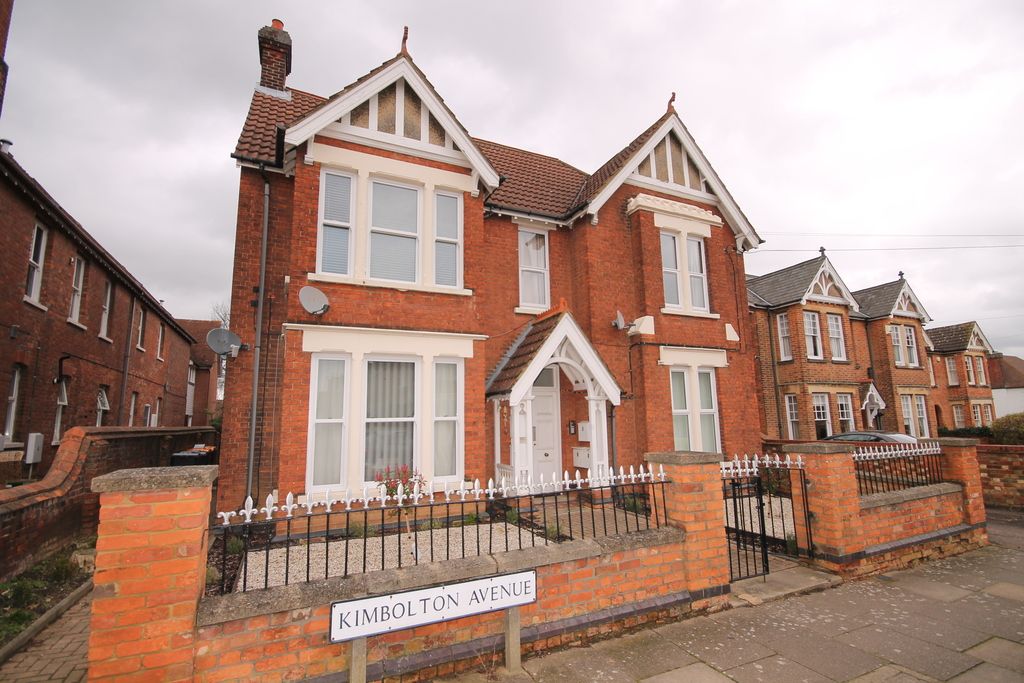 18 Kimbolton Avenue, Bedford MK40  