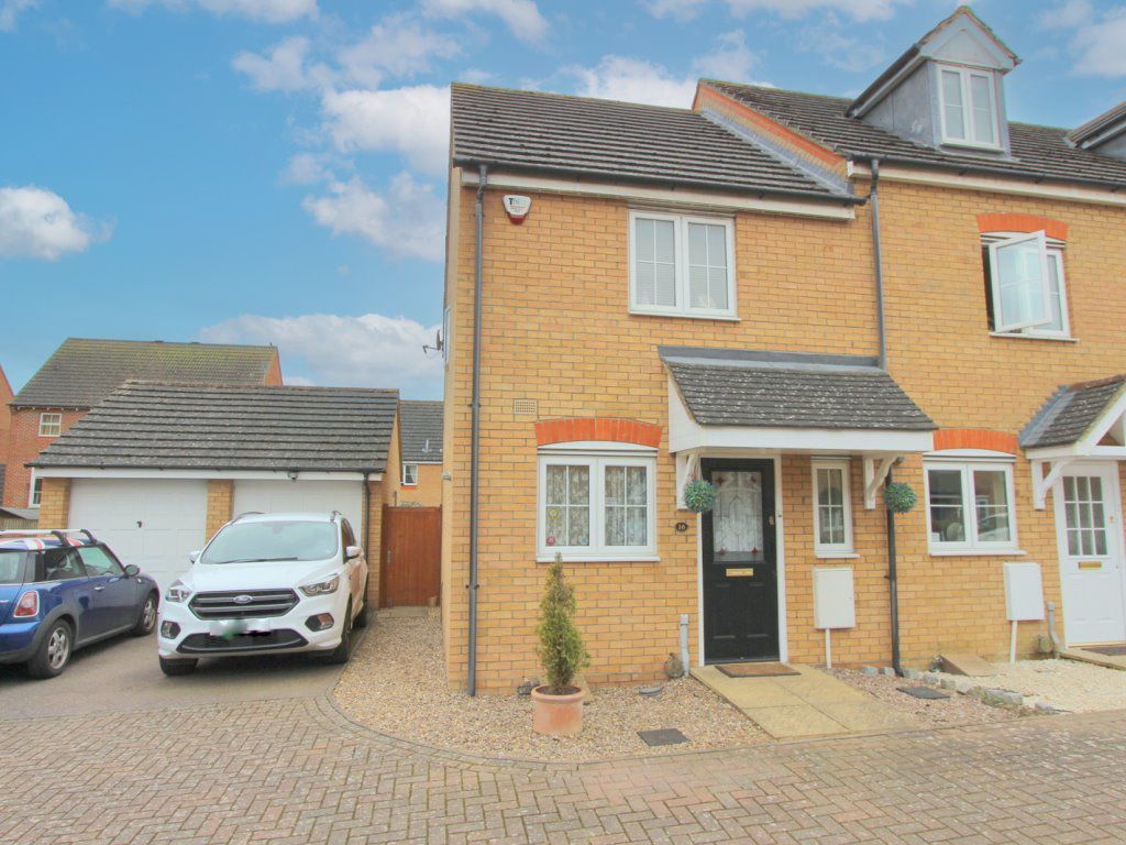 2 bed property to rent in Mannock Way, Leighton Buzzard LU7, £1,250 pcm