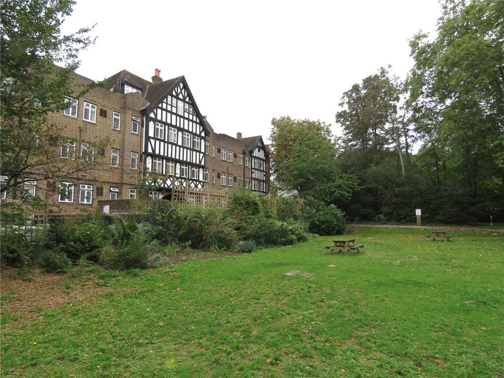 Studio to rent in Tudor Close, Brixton Hill, London SW2, £1,000 pcm