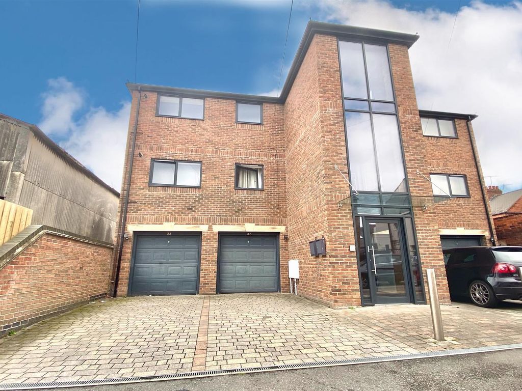 2 bed flat to rent in Hipper Street West, Brampton, Chesterfield