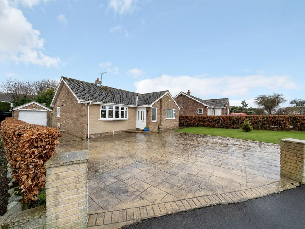 3 bed detached bungalow for sale in Wharfedale, Filey YO14, £370,000