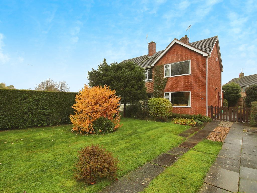 3 bed semidetached house for sale in Quantock Way, Chesterfield