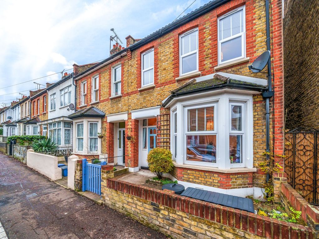 3 bed end terrace house for sale in Hainault Avenue, WestcliffOnSea SS0, £325,000 Zoopla