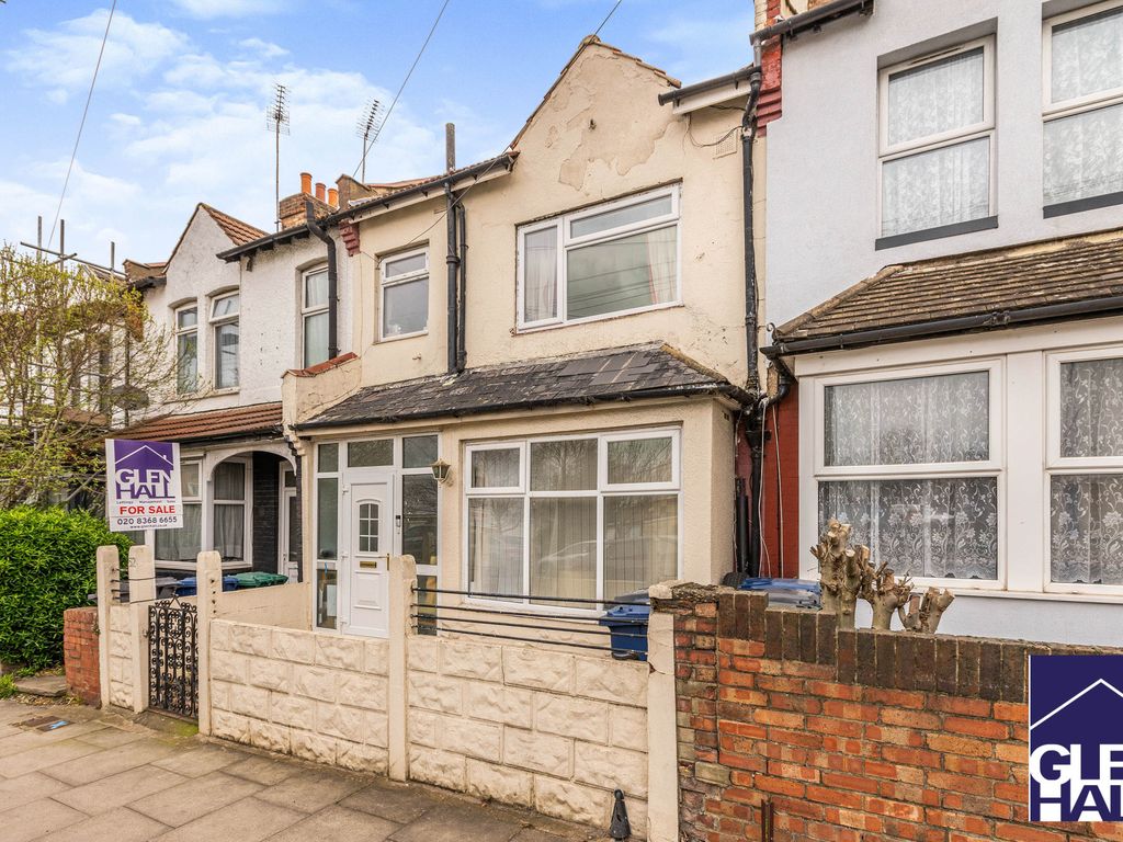 3 bed terraced house for sale in Oakleigh Road South, London N11, £
