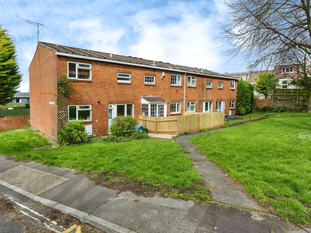 3 bed semidetached house for sale in Lambourn Close, Bristol BS3, £