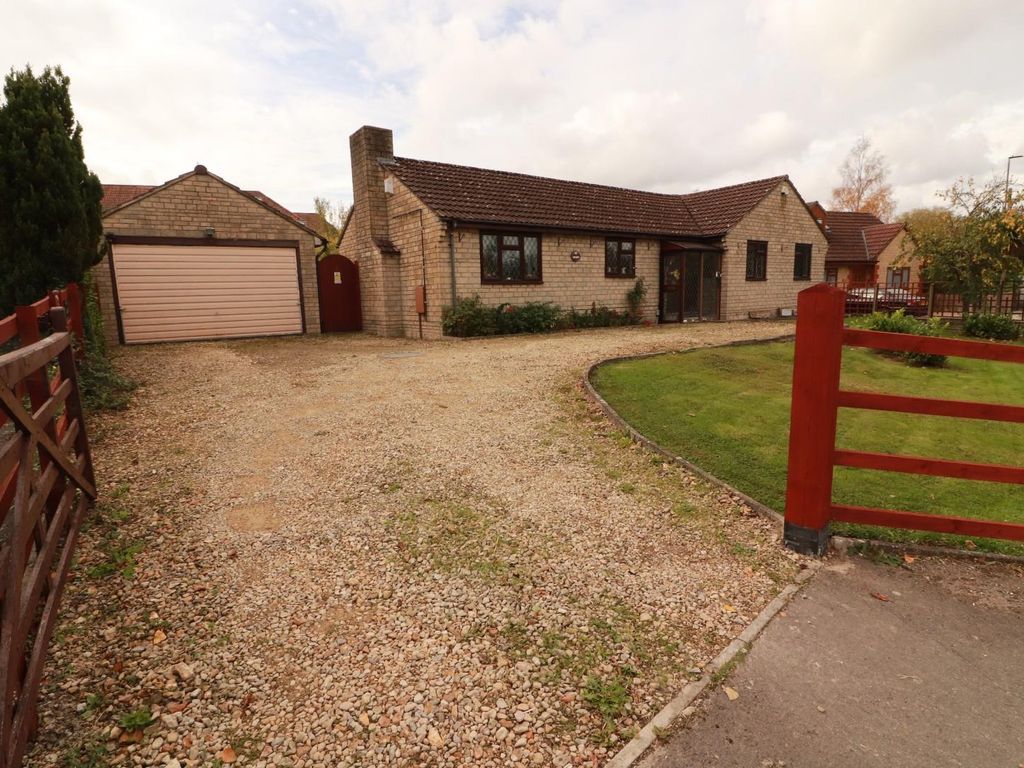 4 bed detached bungalow for sale in Badminton Road, Chipping Sodbury