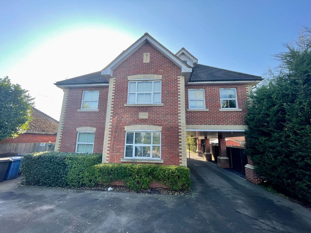 1 bed flat for sale in Reading Road, Winnersh, Wokingham, Berkshire