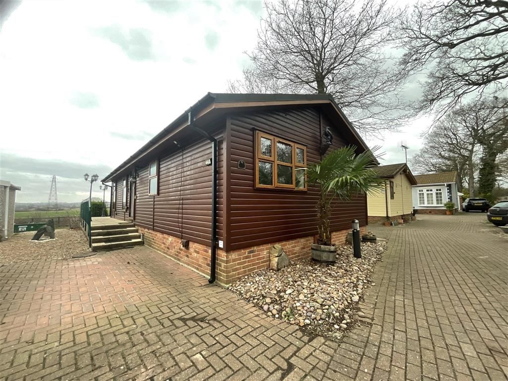 2 bed mobile/park home for sale in Hayes Chase, Battlesbridge, Wickford