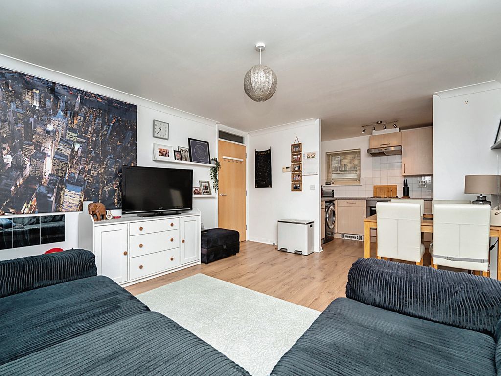 1 bed flat for sale in Bedfont Lane, Feltham TW13, £102,500 Zoopla
