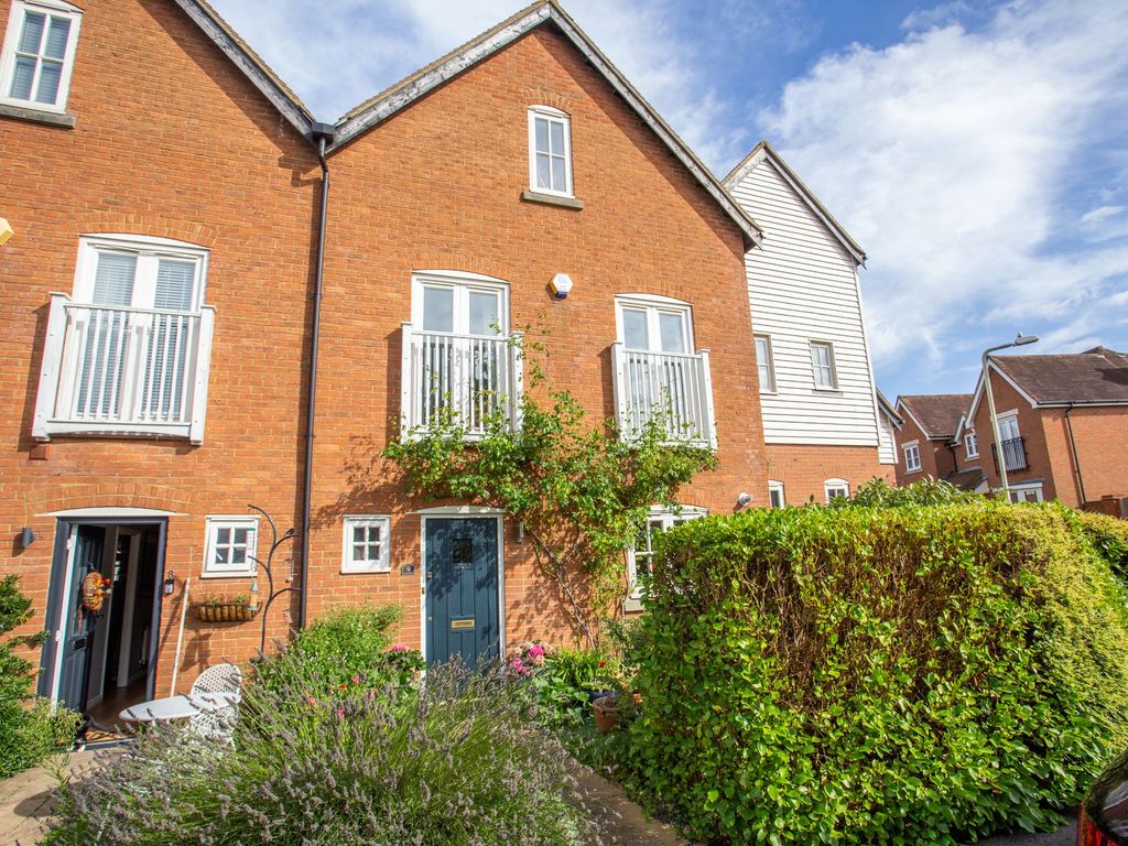 4 bed terraced house for sale in Gardners Close, Ash CT3, £350,000 Zoopla