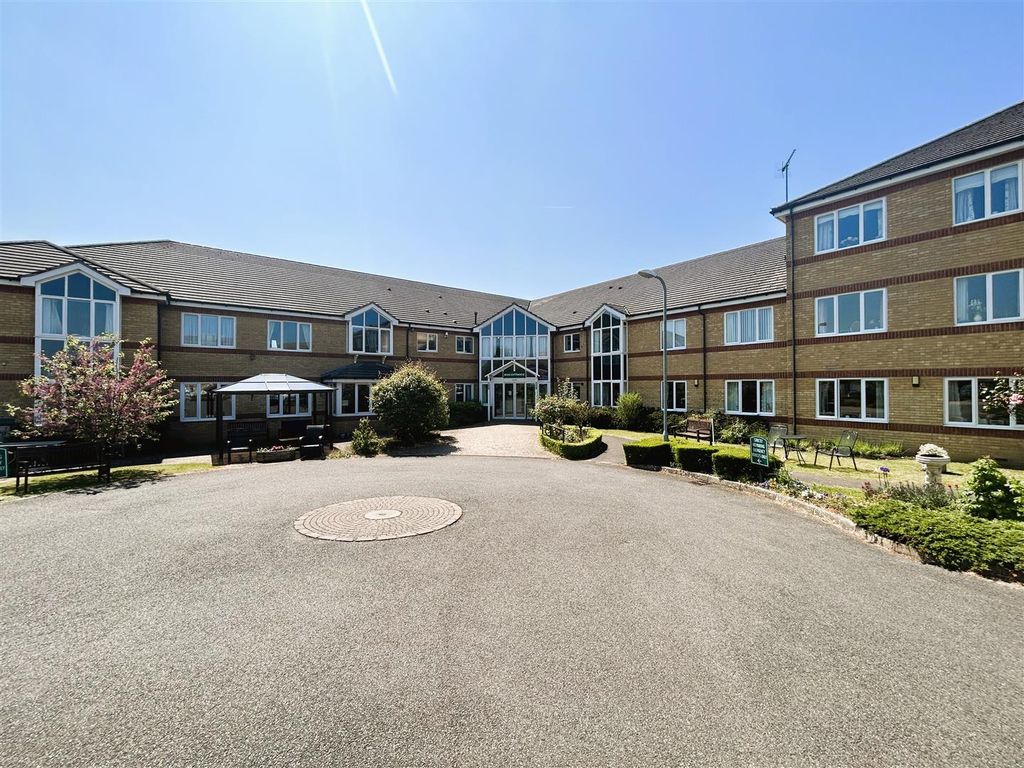 2 bed flat for sale in Bushmead Court, Hancock Drive, Luton LU2, £