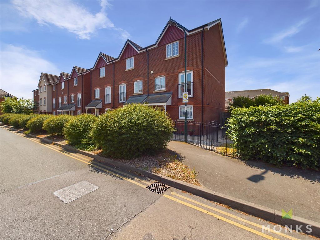 4 bed end terrace house for sale in Yew Tree Close, Spring Gardens