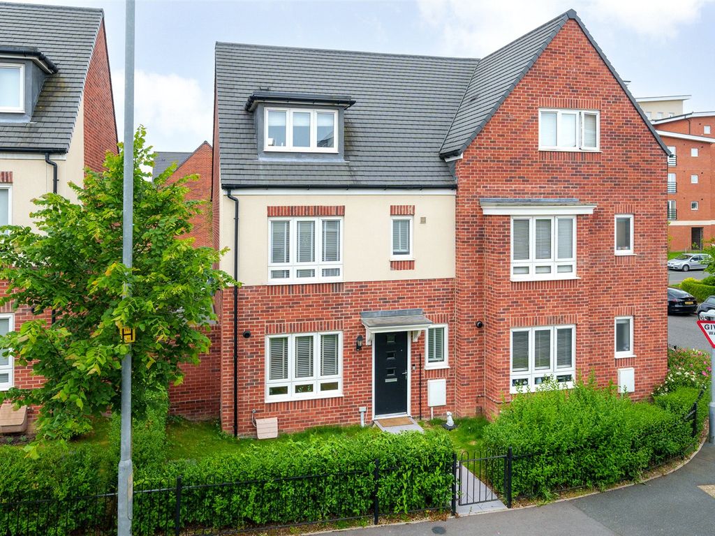 4 bed semidetached house for sale in ster Close, Bracknell