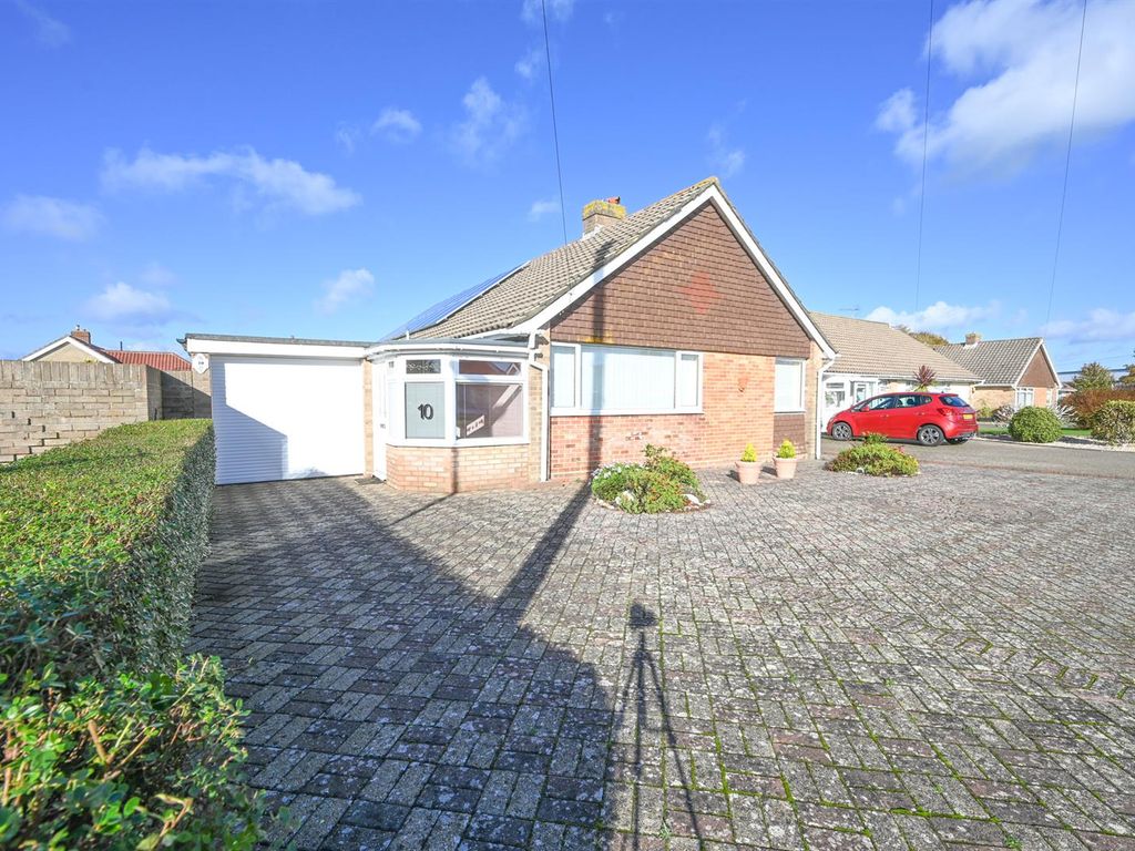 3 bed detached bungalow for sale in Regents Way, West Meads, Bognor